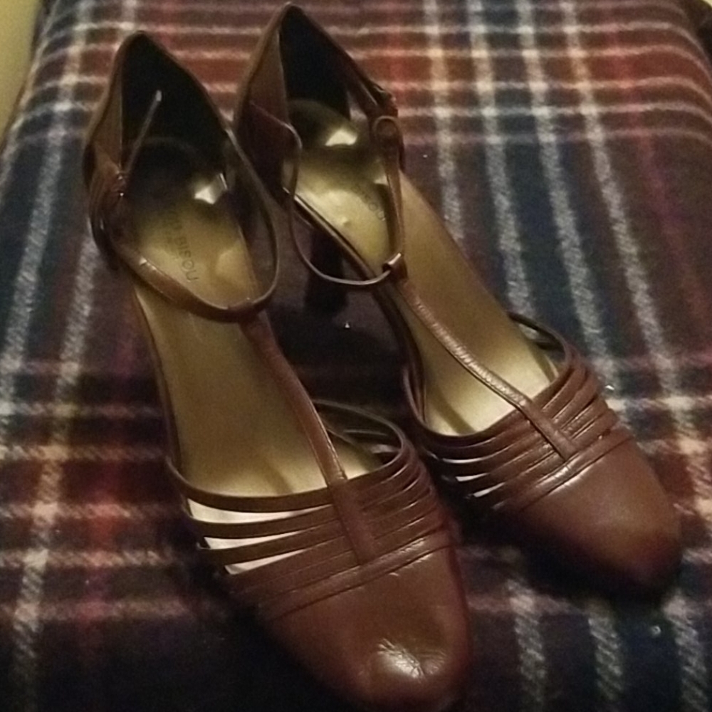 Bisou Bisou burgundy round-toe heels